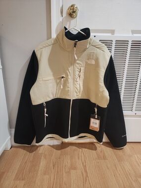The North Face Two-Tone DenaliFleece Jacket in Gravel and Black
